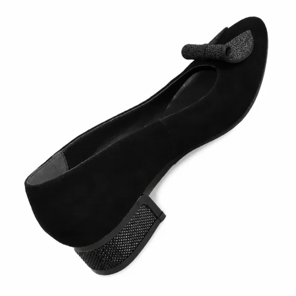 Detaliu fundă decorativă pantofi negri damă